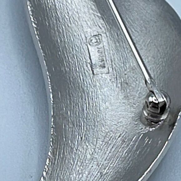 Vintage crown Trifari curved feather leaf brooch - Picture 6 of 9